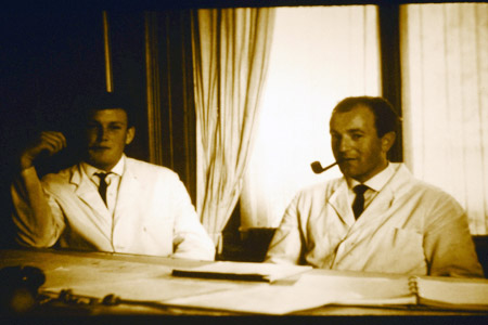 altes Foto zeigt zwei Personen mit Arbeitskittel